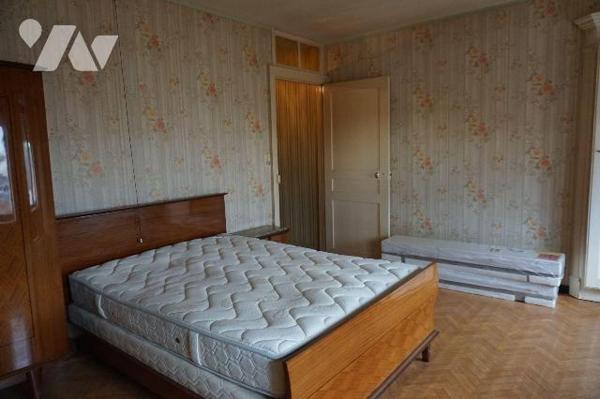 Maison à usage d'habitation à rénover élevée sur cave comprenant :
- au rez-de-chaussée : salo...