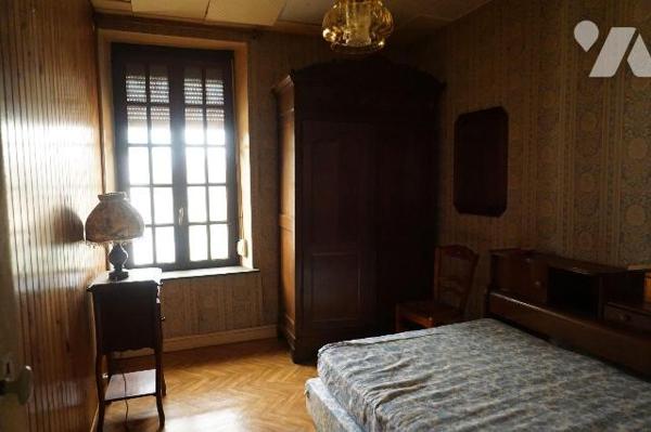 Maison à usage d'habitation à rénover élevée sur cave comprenant :
- au rez-de-chaussée : salo...