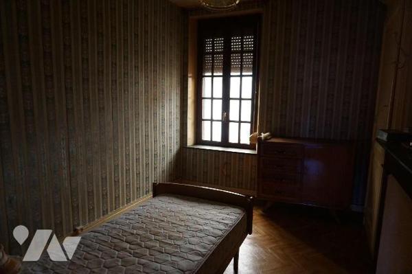 Maison à usage d'habitation à rénover élevée sur cave comprenant :
- au rez-de-chaussée : salo...