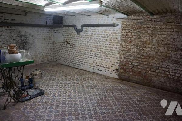 Maison à usage d'habitation à rénover élevée sur cave comprenant :
- au rez-de-chaussée : salo...