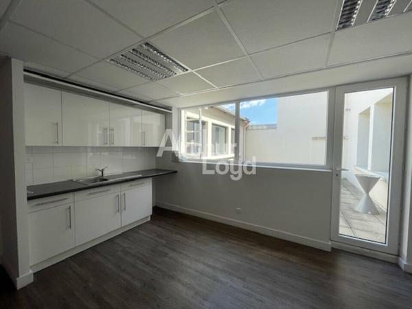 Vichy Centre – Bureaux rénovés avec dépôt / garage – 548 m² – ensemble tertiaire clé en main