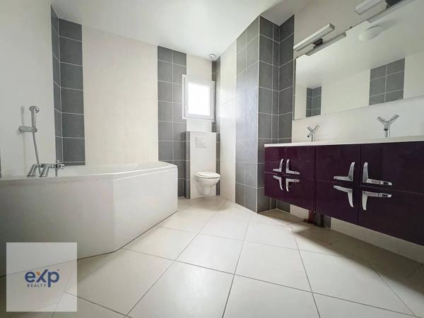 Maison : 10 pièces : sept chambres : 240 m² : 9961 m² de terrain