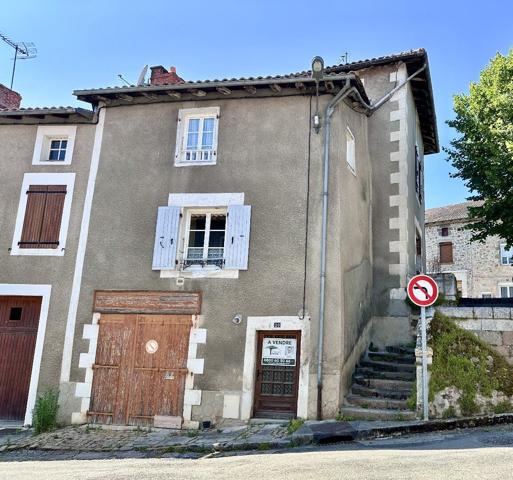 Maison de ville avec deux chambres et garage. Chabanais