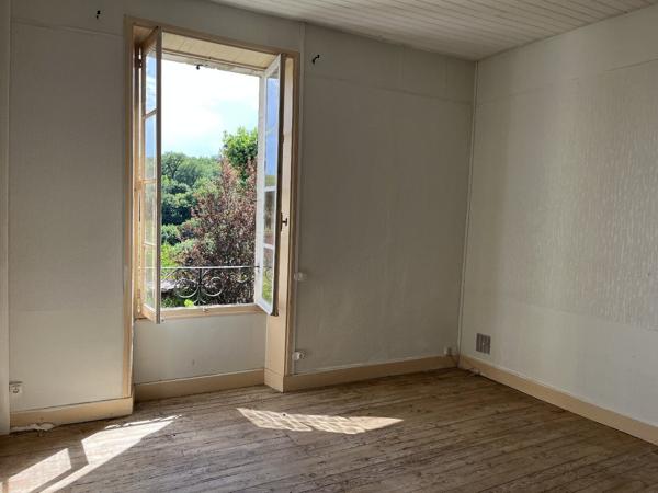 Gramat, ensemble immobilier (maison, garage, étable et plateau vide) Gramat