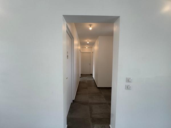 Villa récente avec piscine idéalement située