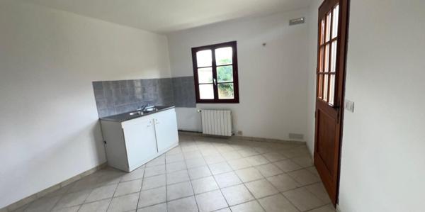 Entre SAINT-REMY-SUR-AVRE et DREUX  - Maison à louer de 76 m², dépendance, garage et jardin