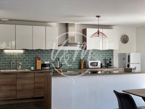 Maison à vendre Audenge- Maison contemporaine de plain-pied avec T2 attenant et jacuzzi sur une parcelle au calme d'environ 440m² AUDENGE