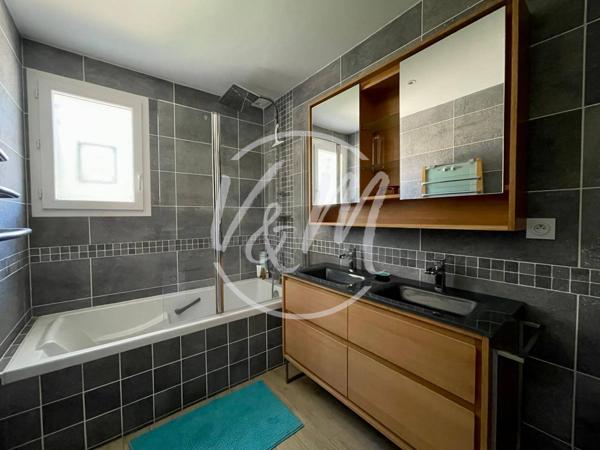 Maison à vendre Audenge- Maison contemporaine de plain-pied avec T2 attenant et jacuzzi sur une parcelle au calme d'environ 440m² AUDENGE