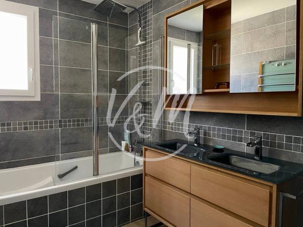 Maison à vendre Audenge- Maison contemporaine de plain-pied avec T2 attenant et jacuzzi sur une parcelle au calme d'environ 440m² AUDENGE