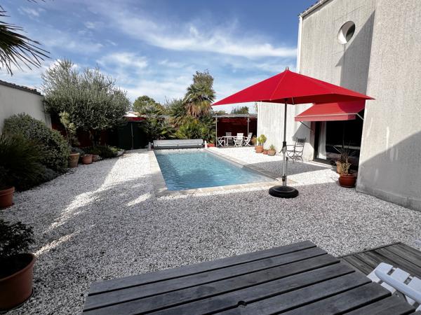 Propriété coup de cœur 2001 – 178 m² – 4 ch. (2 suites RDC), 3 SDE, Piscine & Dépendance XXL