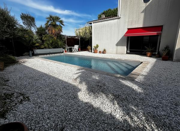 Propriété coup de cœur 2001 – 178 m² – 4 ch. (2 suites RDC), 3 SDE, Piscine & Dépendance XXL
