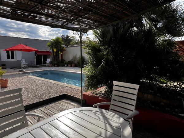 Propriété coup de cœur 2001 – 178 m² – 4 ch. (2 suites RDC), 3 SDE, Piscine & Dépendance XXL