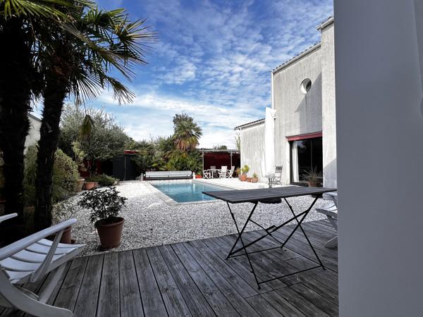 Propriété coup de cœur 2001 – 178 m² – 4 ch. (2 suites RDC), 3 SDE, Piscine & Dépendance XXL