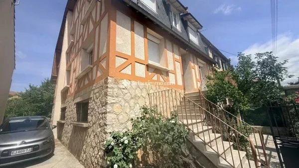 Vente                                                      Maison
                        
                     7 pièces                      184 m2                     à Millau