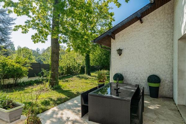 Volumes et nature : demeure atypique à Villennes
