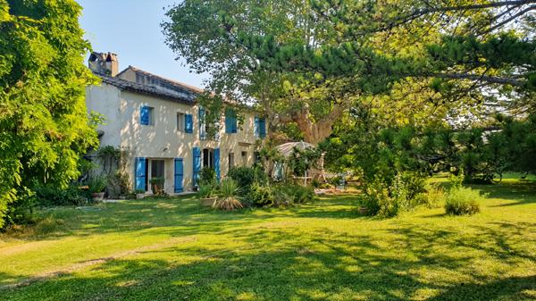 Châteaurenard (13160) Mas provençal 240 m2 sur 1ha de terrain avec piscine