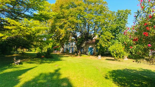 Châteaurenard (13160) Mas provençal 240 m2 sur 1ha de terrain avec piscine