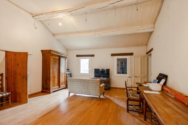 Châteaurenard (13160) Mas provençal 240 m2 sur 1ha de terrain avec piscine