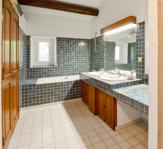 Châteaurenard (13160) Mas provençal 240 m2 sur 1ha de terrain avec piscine