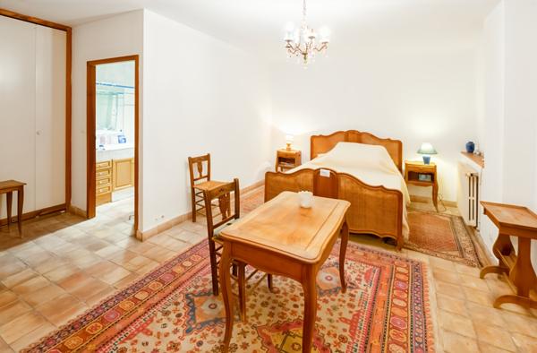 Châteaurenard (13160) Mas provençal 240 m2 sur 1ha de terrain avec piscine