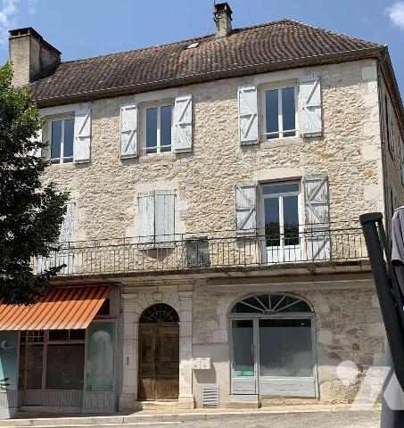 A VENDRE : Bel immeuble en pierre d'environ 216m², dans le vieux centre d'une petite ville (SOU...