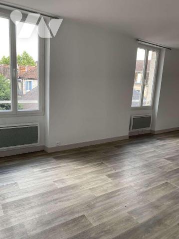 A VENDRE : Bel immeuble en pierre d'environ 216m², dans le vieux centre d'une petite ville (SOU...