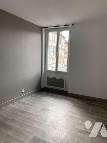 A VENDRE : Bel immeuble en pierre d'environ 216m², dans le vieux centre d'une petite ville (SOU...