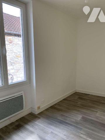 A VENDRE : Bel immeuble en pierre d'environ 216m², dans le vieux centre d'une petite ville (SOU...