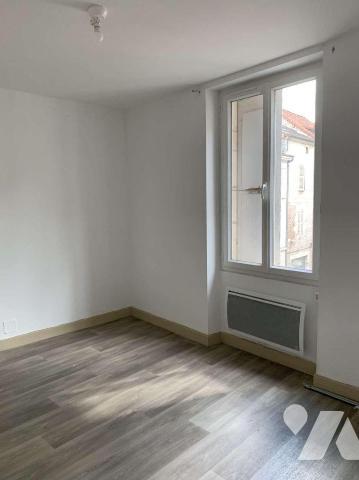 A VENDRE : Bel immeuble en pierre d'environ 216m², dans le vieux centre d'une petite ville (SOU...