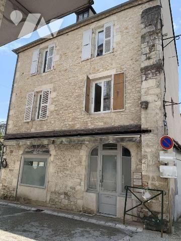 A VENDRE : Bel immeuble en pierre d'environ 216m², dans le vieux centre d'une petite ville (SOU...