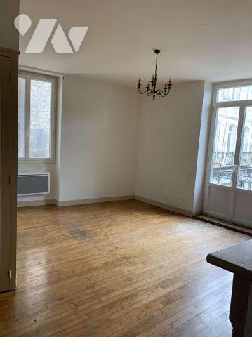 A VENDRE : Bel immeuble en pierre d'environ 216m², dans le vieux centre d'une petite ville (SOU...