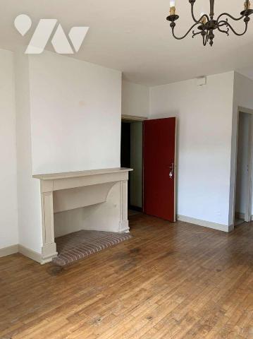A VENDRE : Bel immeuble en pierre d'environ 216m², dans le vieux centre d'une petite ville (SOU...