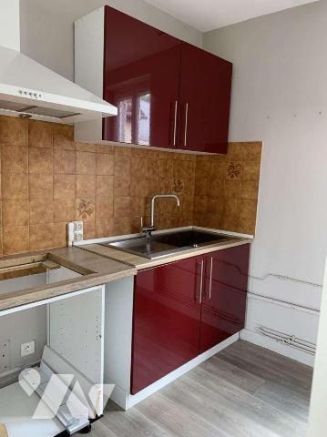 A VENDRE : Bel immeuble en pierre d'environ 216m², dans le vieux centre d'une petite ville (SOU...