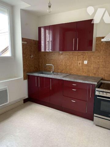 A VENDRE : Bel immeuble en pierre d'environ 216m², dans le vieux centre d'une petite ville (SOU...