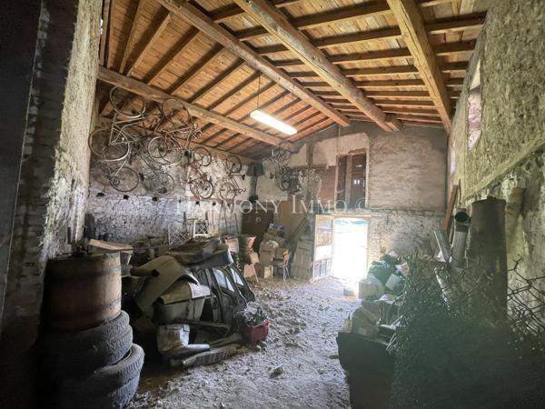 Ancienne Ferme de 247 m2 à tout aménager sur un terrain de 7000 m2.