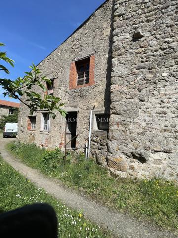 Ancienne Ferme de 247 m2 à tout aménager sur un terrain de 7000 m2.