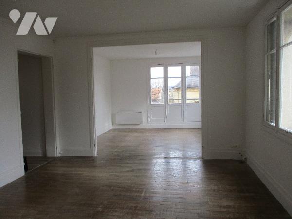 VOUZIERS, un appartement de type F3 au 2ème étage avec cave, grenier et petit terrain.