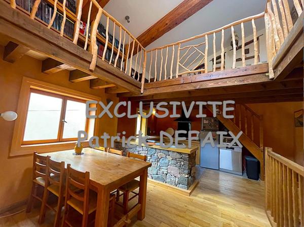 Maison de village avec terrasse.