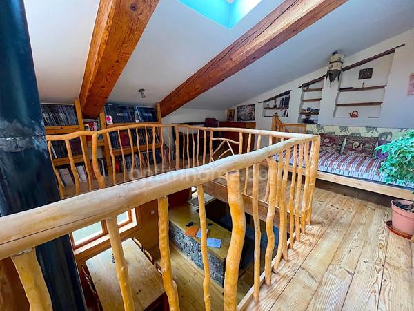 Maison de village avec terrasse.