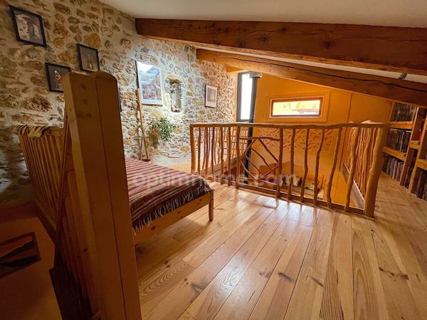 Maison de village avec terrasse.