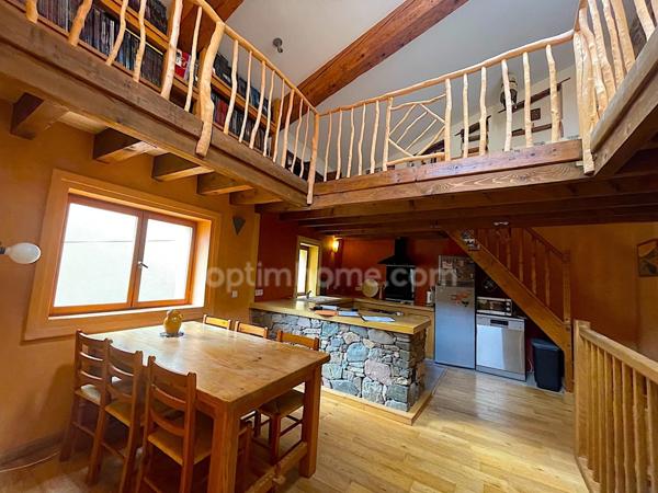 Maison de village avec terrasse.