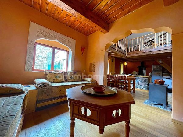 Maison de village avec terrasse.