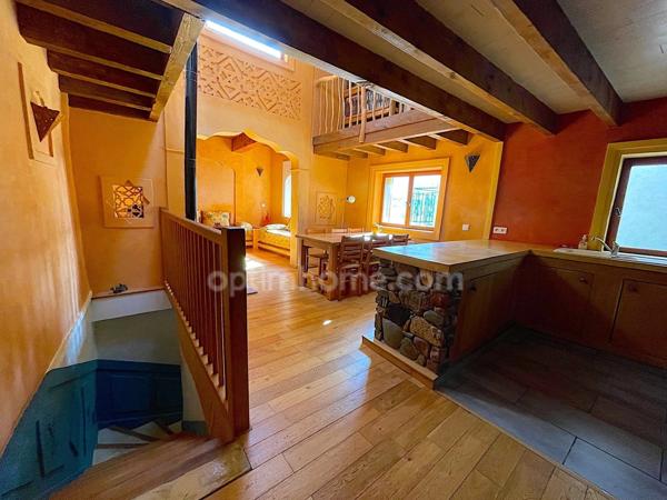 Maison de village avec terrasse.