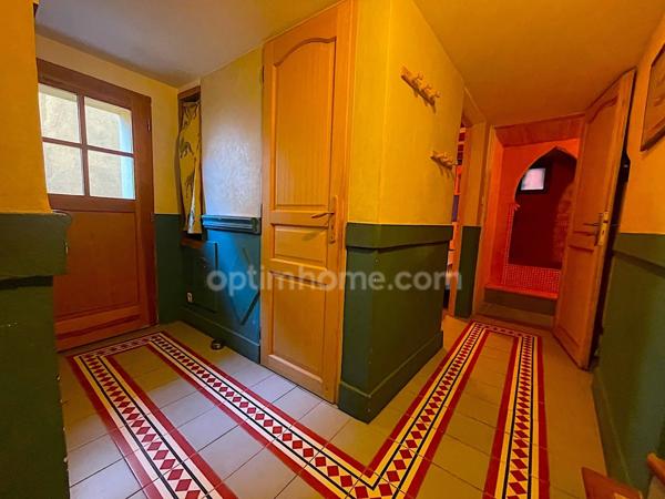 Maison de village avec terrasse.