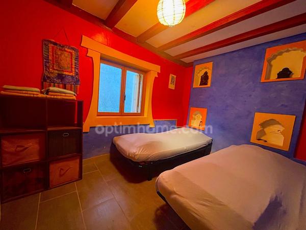 Maison de village avec terrasse.