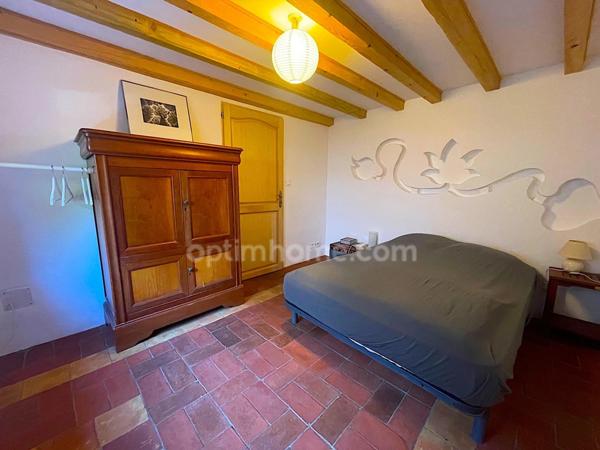 Maison de village avec terrasse.