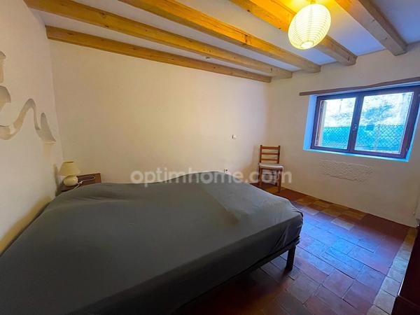 Maison de village avec terrasse.