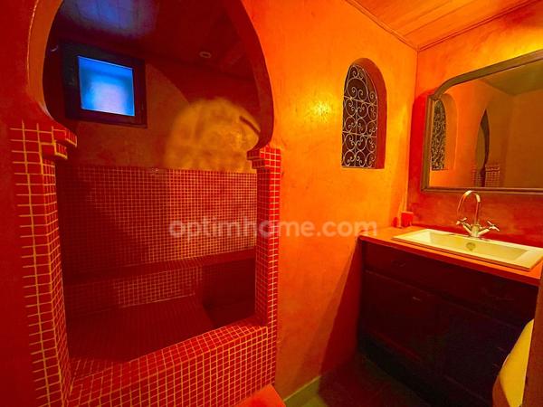 Maison de village avec terrasse.