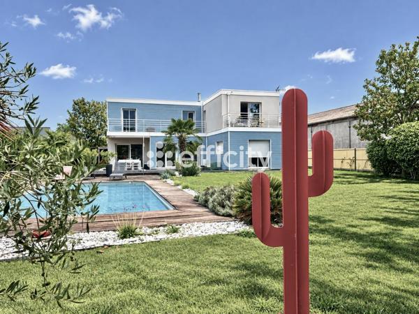 Maison
         7 pièces
        - 250 m² 995 000 € *