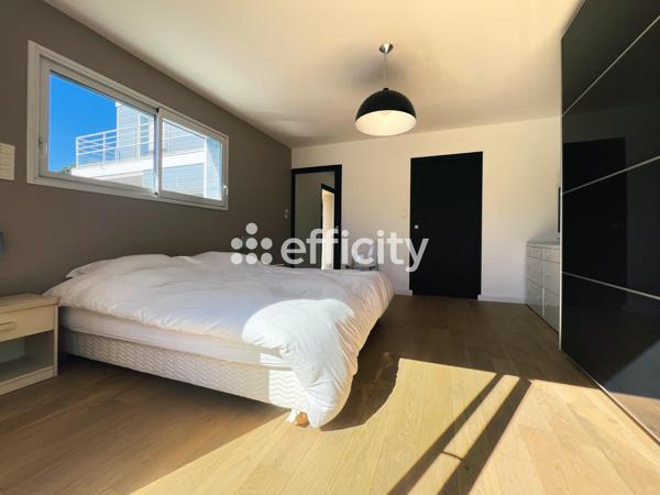Maison
         7 pièces
        - 250 m² 995 000 € *